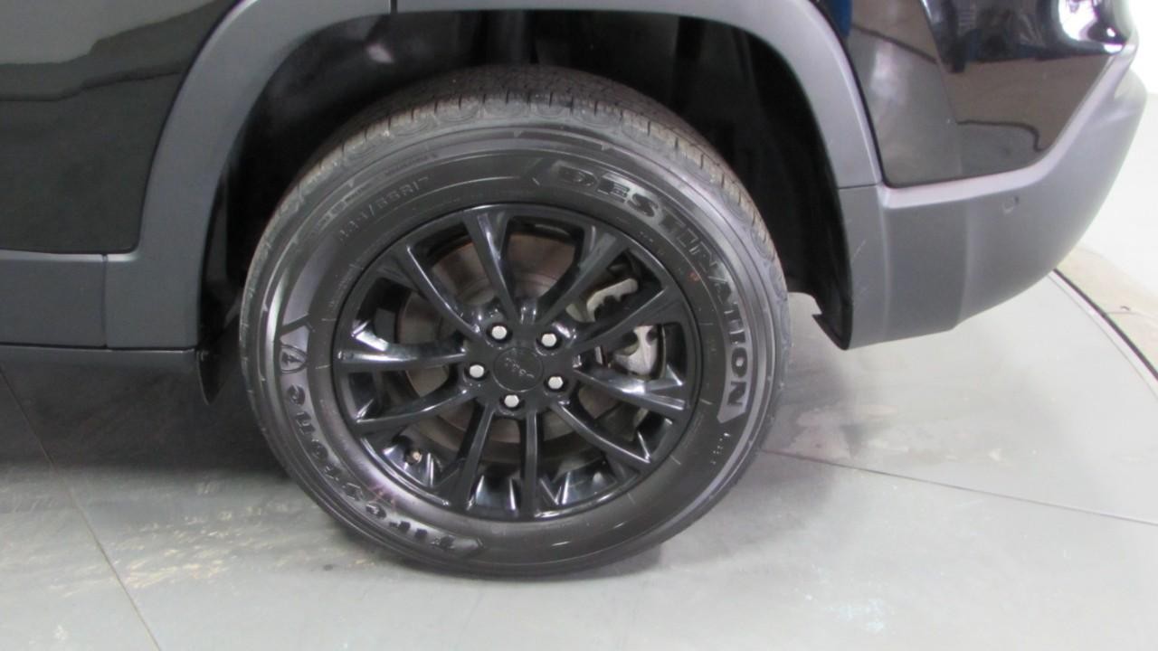 2023 Diamond Black Crystal Pearlcoat Jeep Cherokee Altitude 4X4 SUV