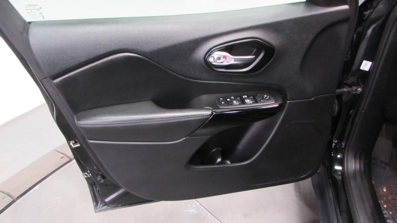 2023 Diamond Black Crystal Pearlcoat Jeep Cherokee Altitude 4X4 SUV