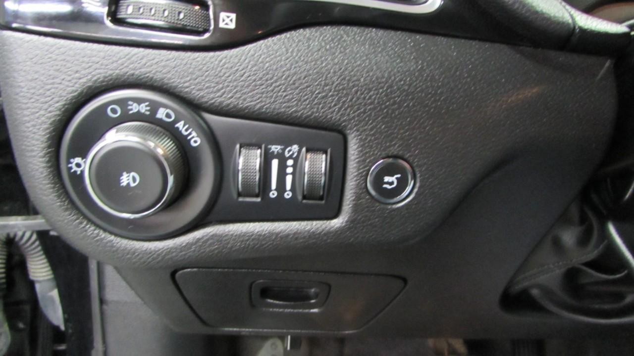2023 Diamond Black Crystal Pearlcoat Jeep Cherokee Altitude 4X4 SUV