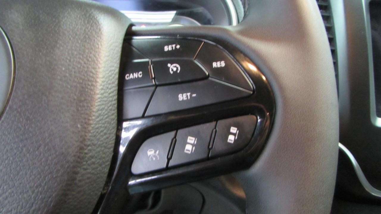 2023 Diamond Black Crystal Pearlcoat Jeep Cherokee Altitude 4X4 SUV