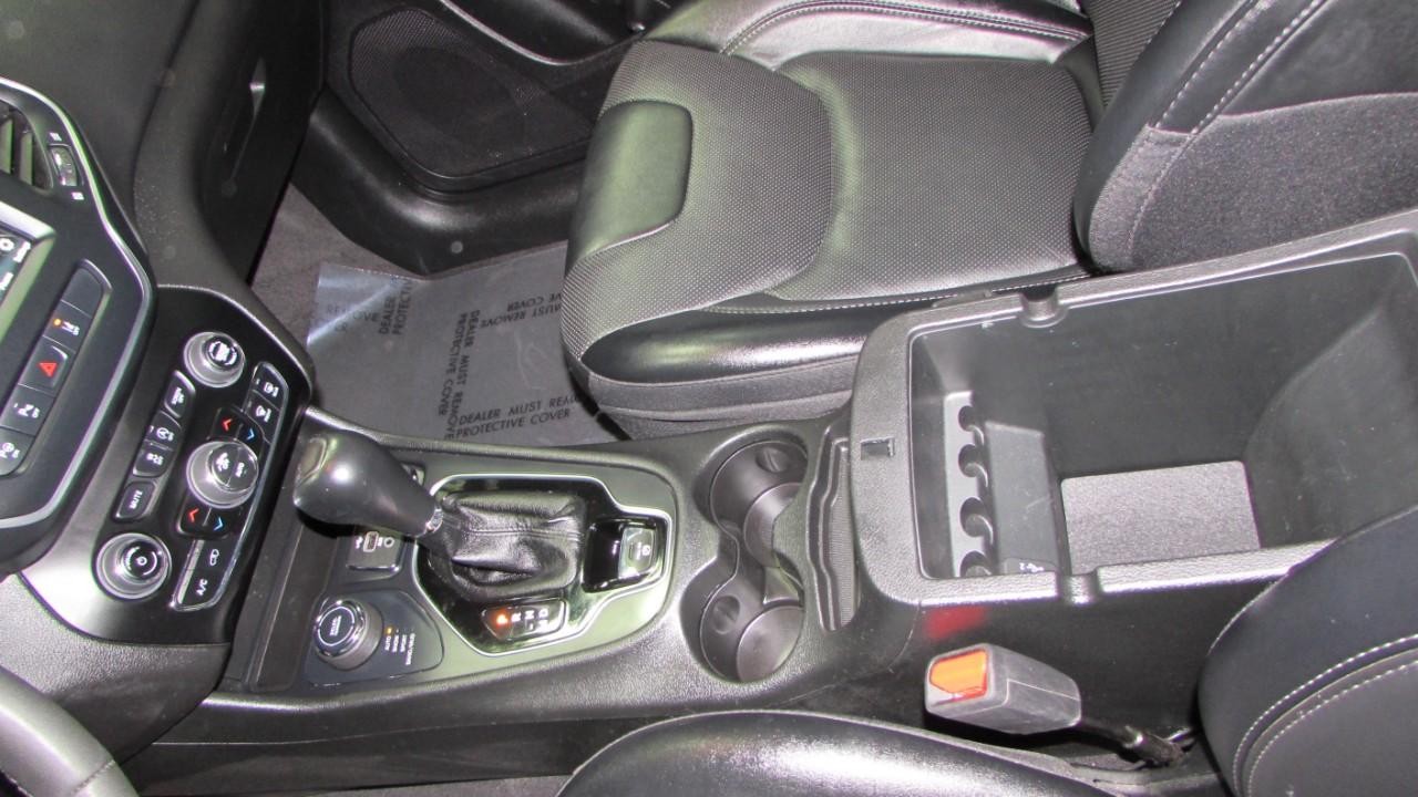 2023 Diamond Black Crystal Pearlcoat Jeep Cherokee Altitude 4X4 SUV