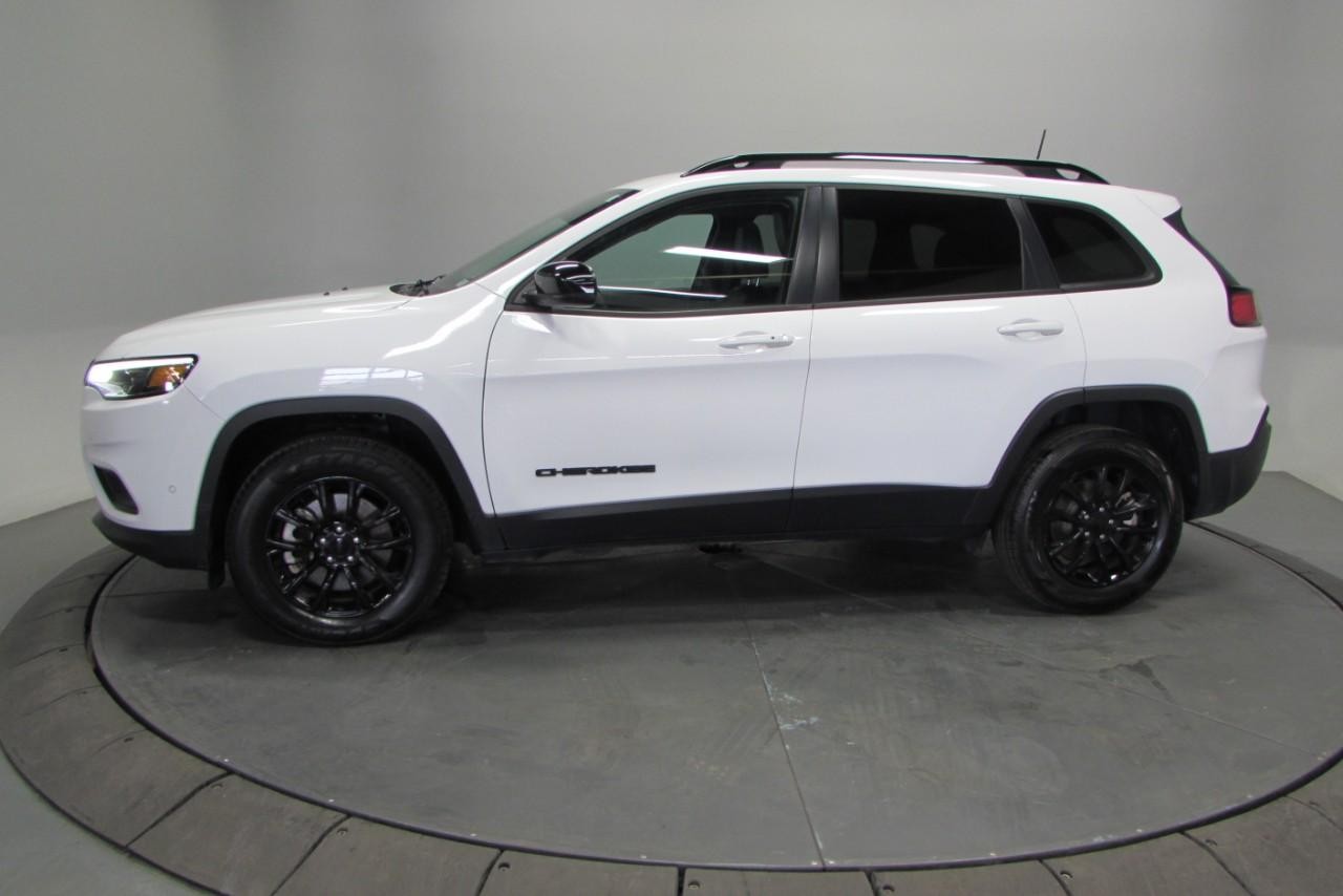 2023 Bright White Clearcoat Jeep Cherokee Altitude 4X4 SUV