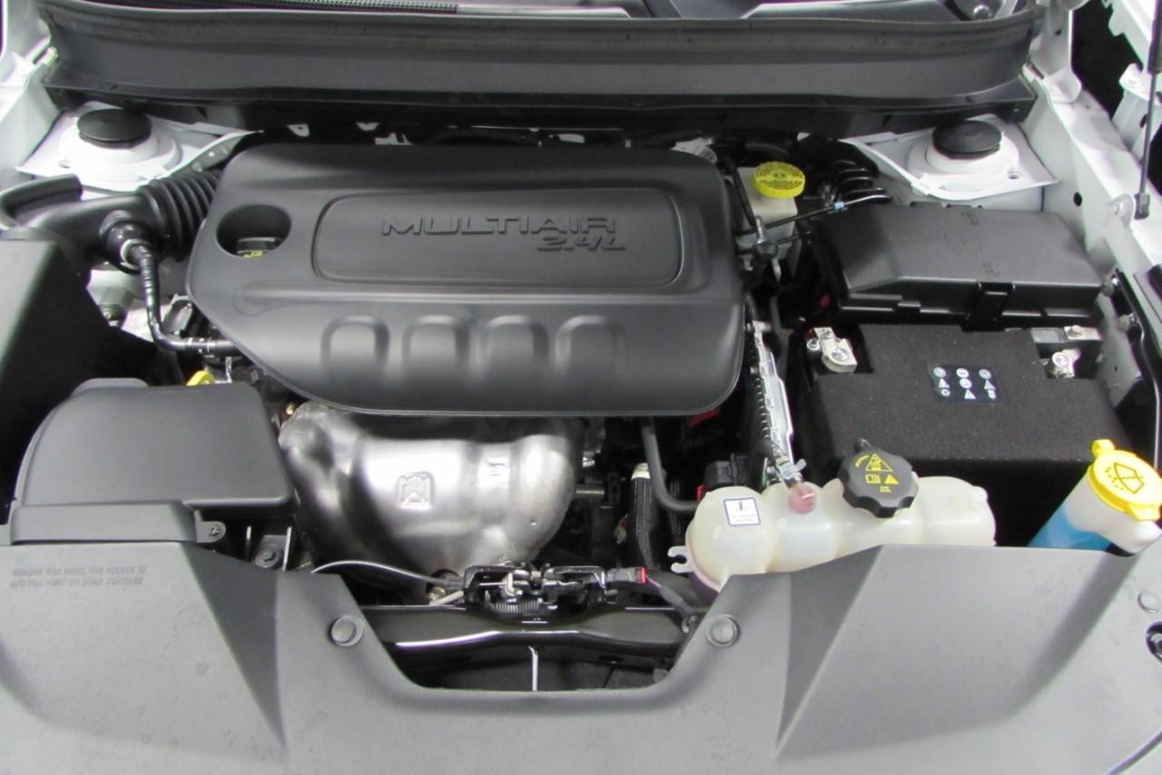 2023 Bright White Clearcoat Jeep Cherokee Altitude 4X4 SUV