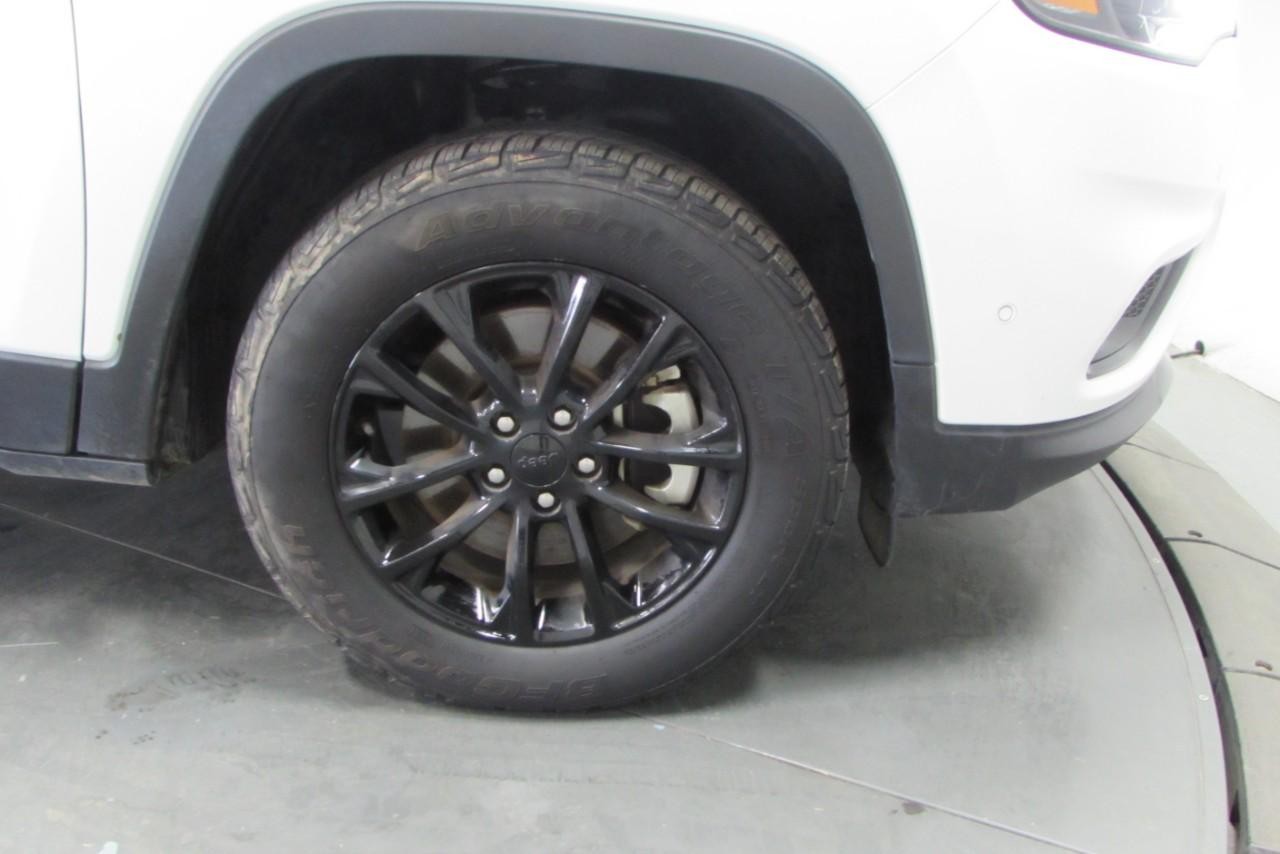 2023 Bright White Clearcoat Jeep Cherokee Altitude 4X4 SUV