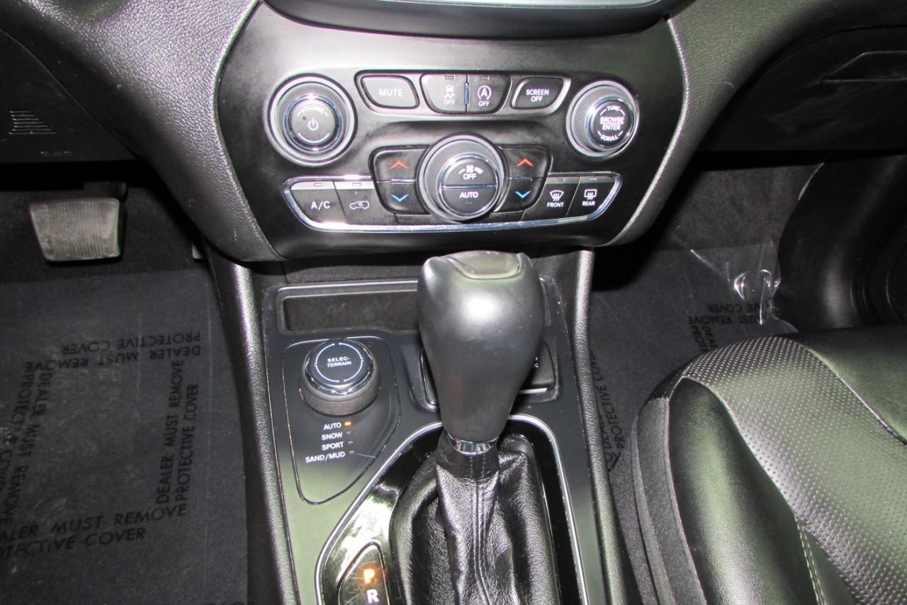 2023 Bright White Clearcoat Jeep Cherokee Altitude 4X4 SUV
