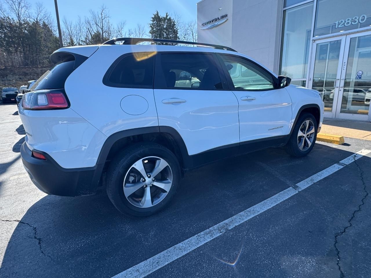 2022 Bright White Clearcoat Jeep Cherokee Limited 4X4 SUV