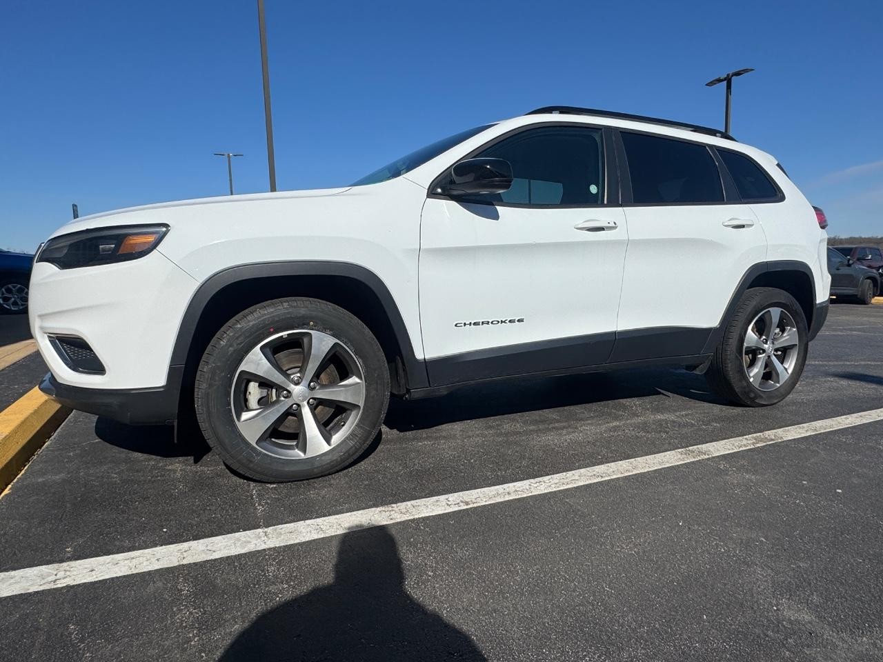 2022 Bright White Clearcoat Jeep Cherokee Limited 4X4 SUV