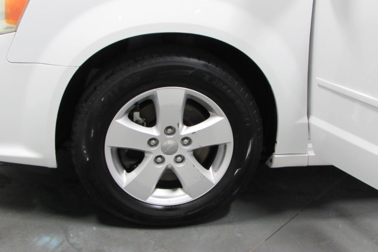 2013 Stone White Dodge Grand Caravan SE FWD Van