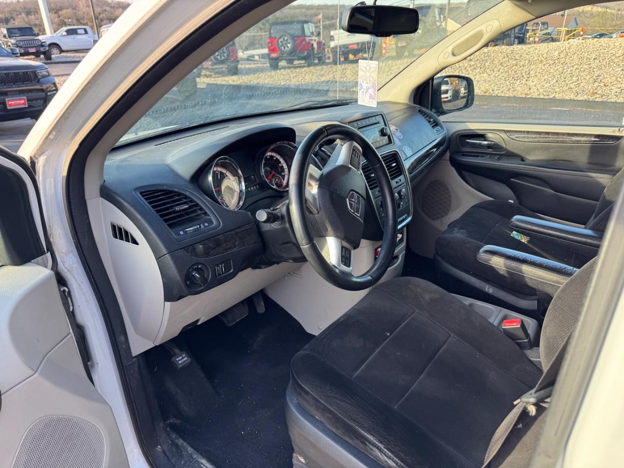 2013 Stone White Dodge Grand Caravan SE FWD Van