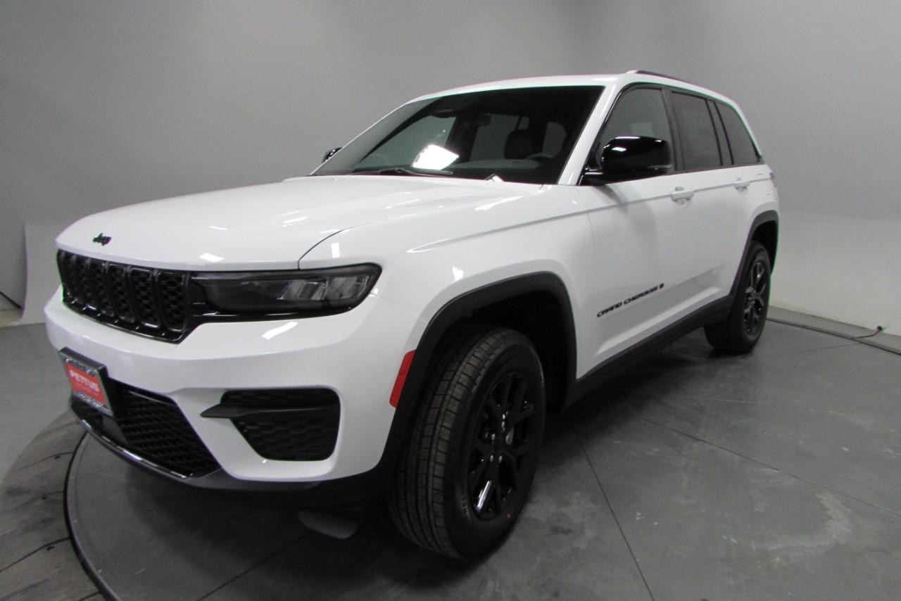 2025 Bright White Clearcoat Jeep Grand Cherokee Altitude X 4X4 SUV