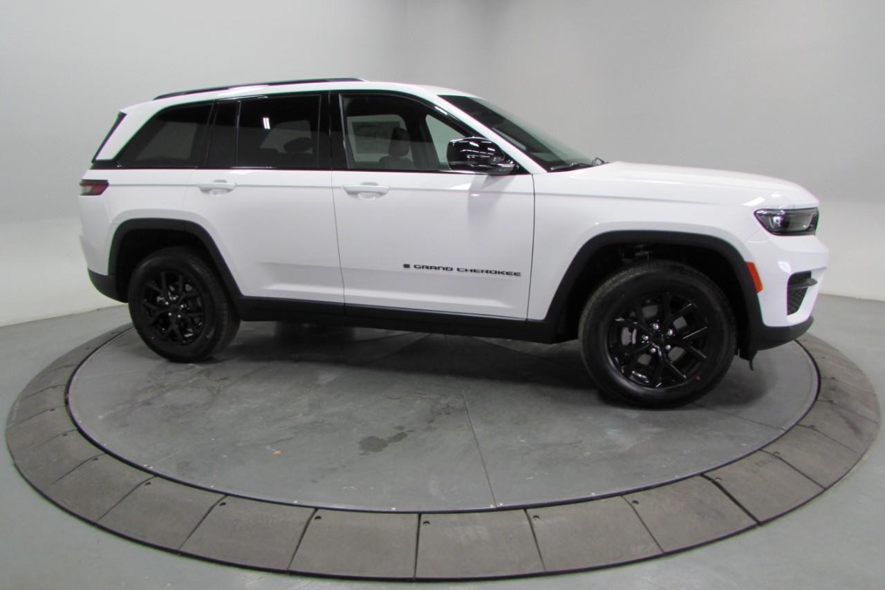 2025 Bright White Clearcoat Jeep Grand Cherokee Altitude X 4X4 SUV