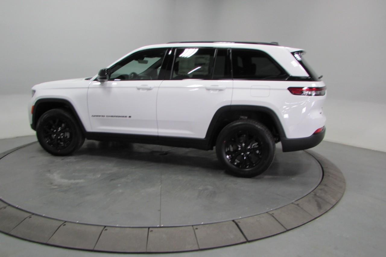 2025 Bright White Clearcoat Jeep Grand Cherokee Altitude X 4X4 SUV