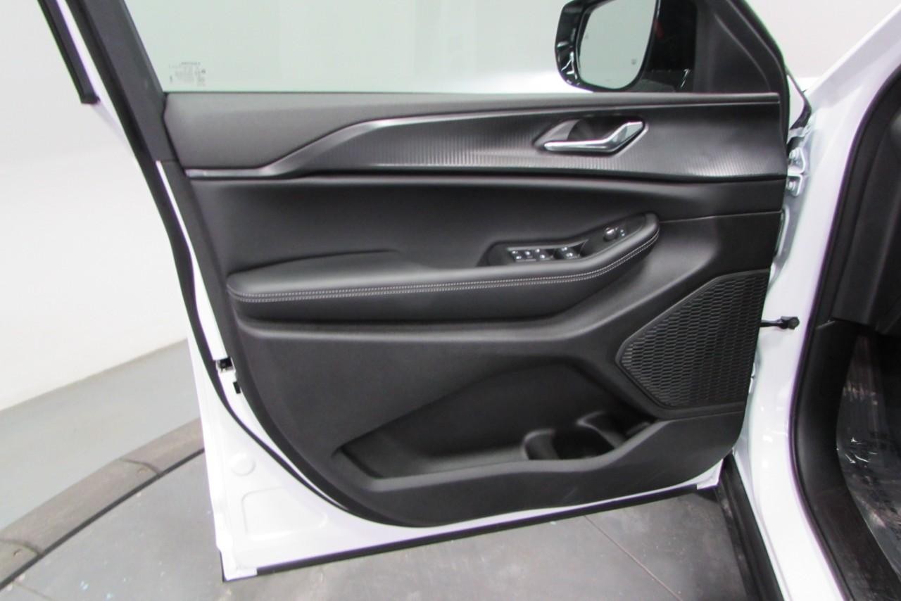 2025 Bright White Clearcoat Jeep Grand Cherokee Altitude X 4X4 SUV