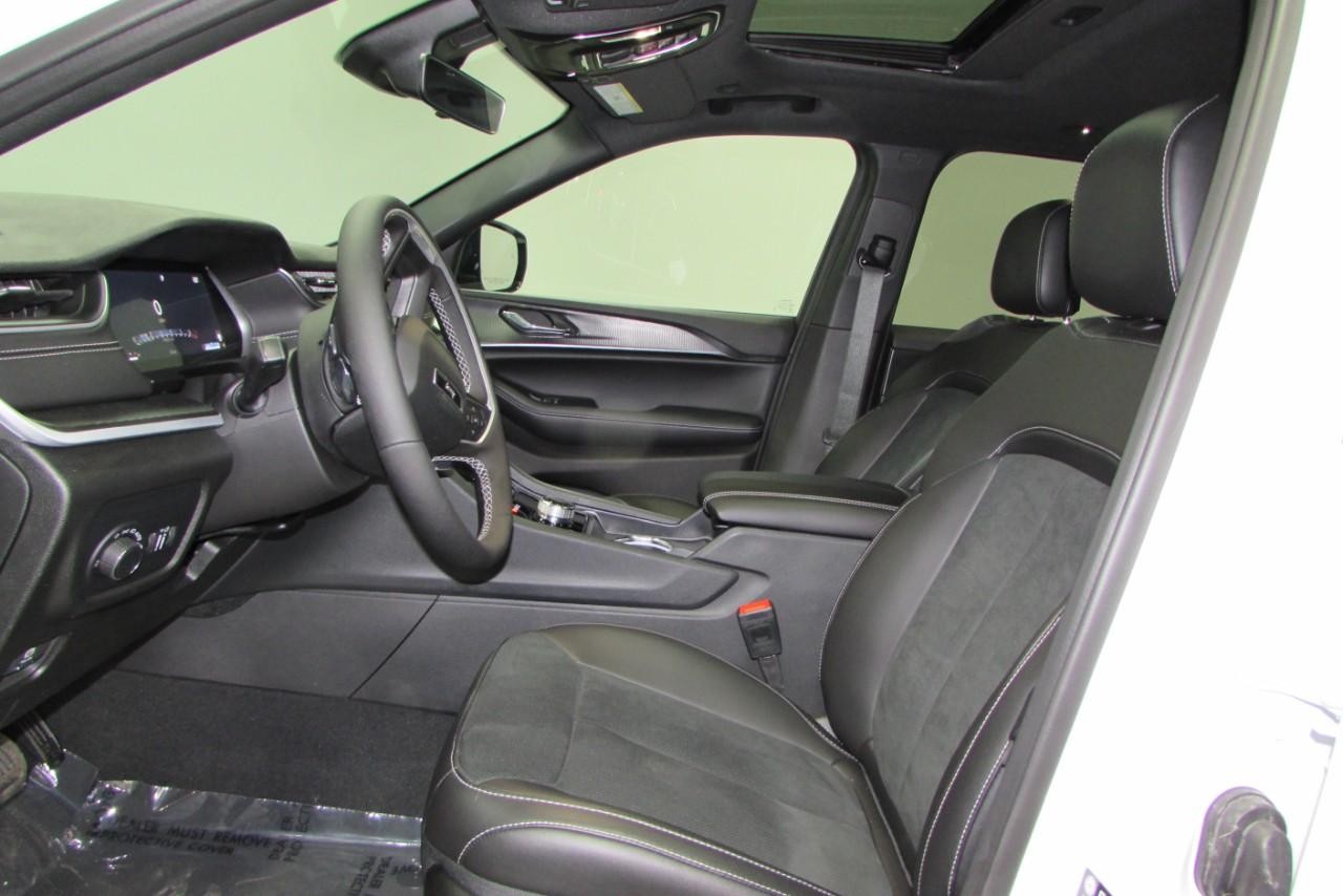 2025 Bright White Clearcoat Jeep Grand Cherokee Altitude X 4X4 SUV