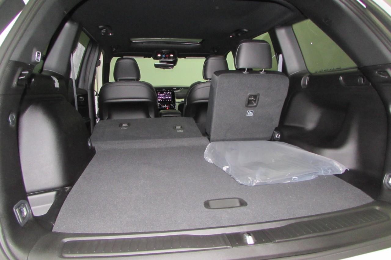 2025 Bright White Clearcoat Jeep Grand Cherokee Altitude X 4X4 SUV