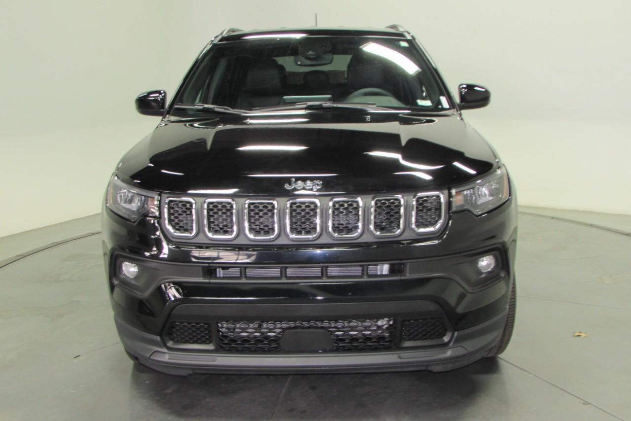 2024 Diamond Black Crystal Pearlcoat Jeep Compass Latitude Lux 4X4 SUV