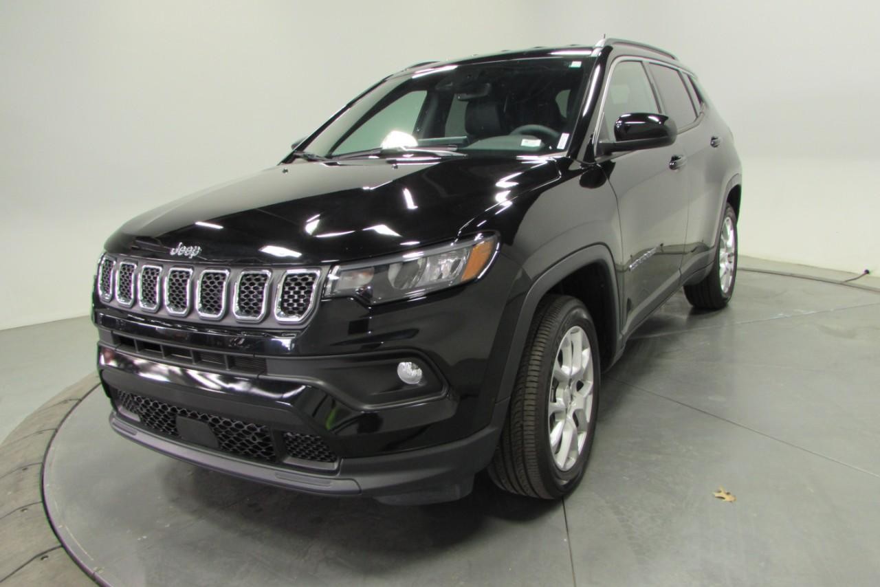 2024 Diamond Black Crystal Pearlcoat Jeep Compass Latitude Lux 4X4 SUV