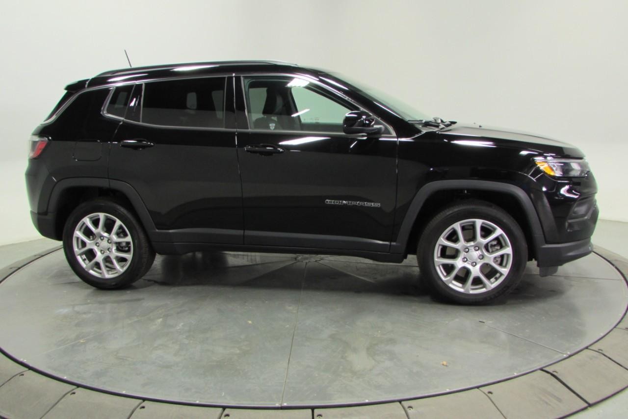 2024 Diamond Black Crystal Pearlcoat Jeep Compass Latitude Lux 4X4 SUV