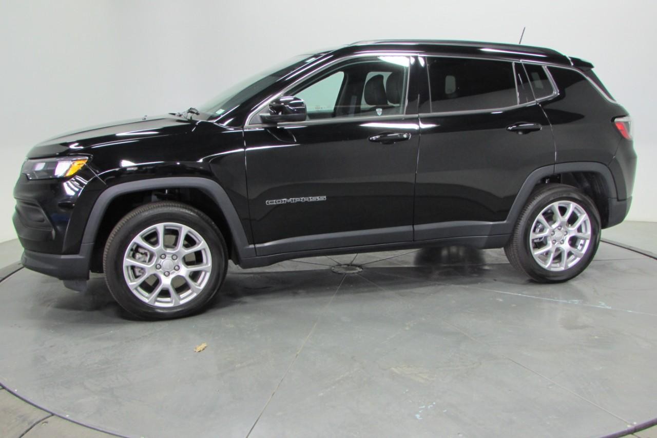 2024 Diamond Black Crystal Pearlcoat Jeep Compass Latitude Lux 4X4 SUV