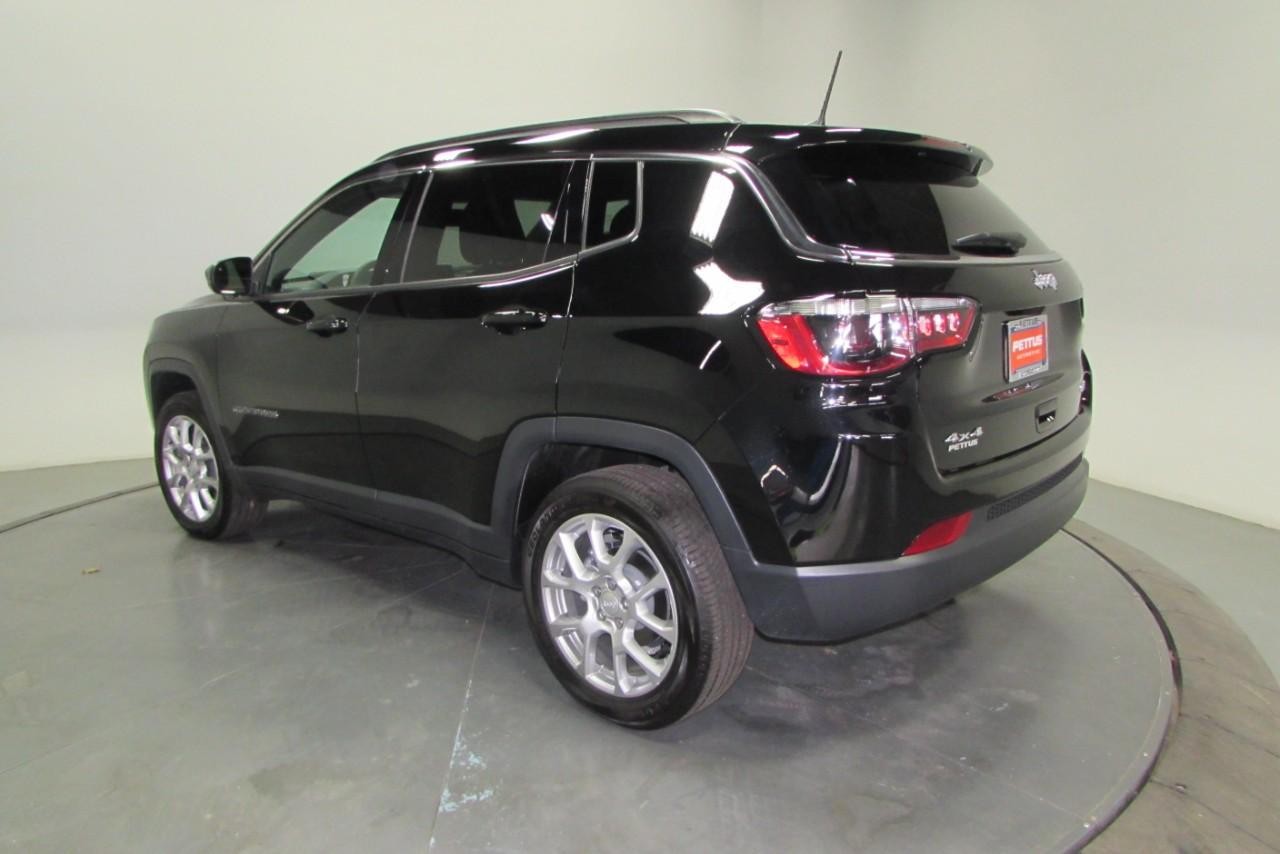 2024 Diamond Black Crystal Pearlcoat Jeep Compass Latitude Lux 4X4 SUV