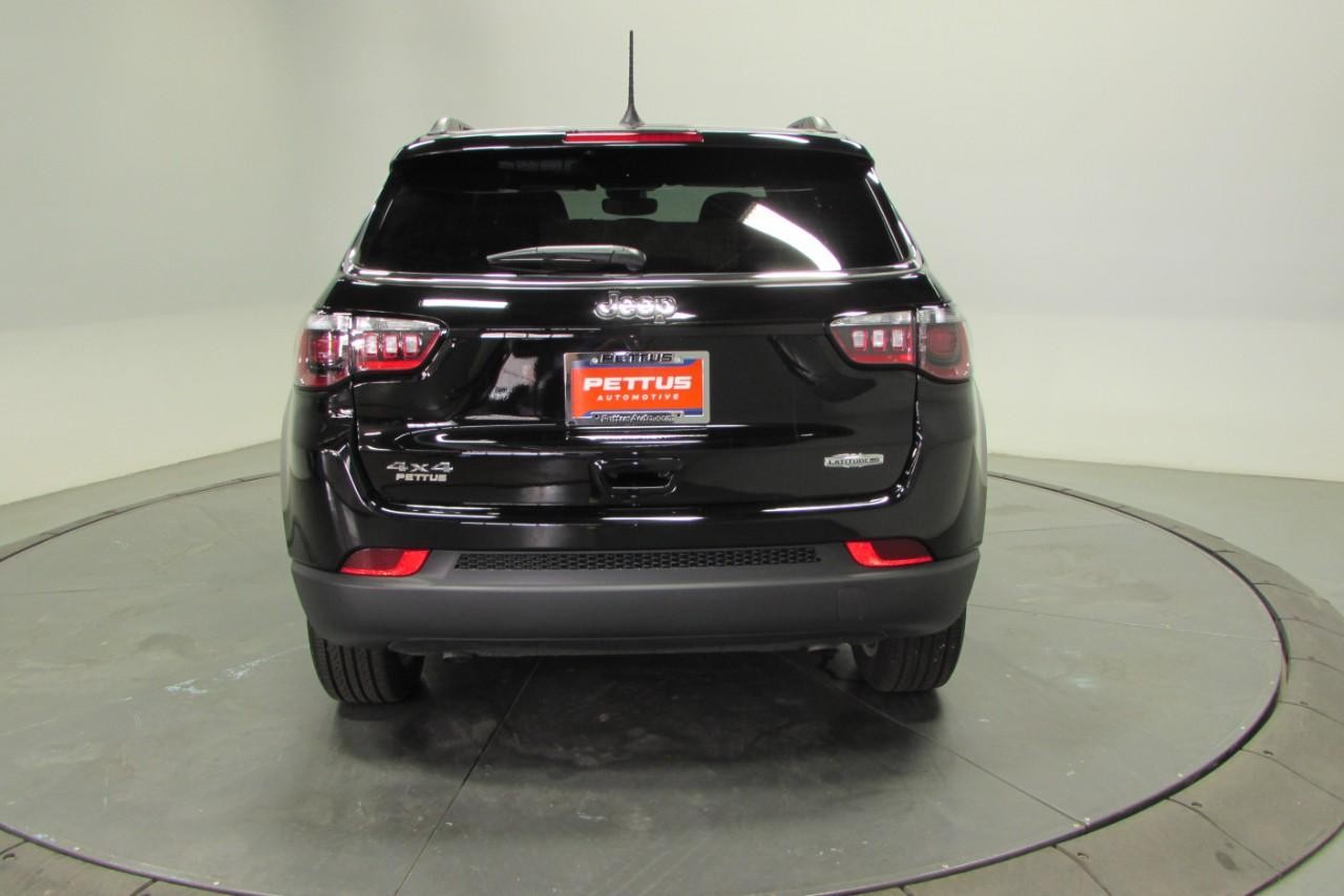 2024 Diamond Black Crystal Pearlcoat Jeep Compass Latitude Lux 4X4 SUV