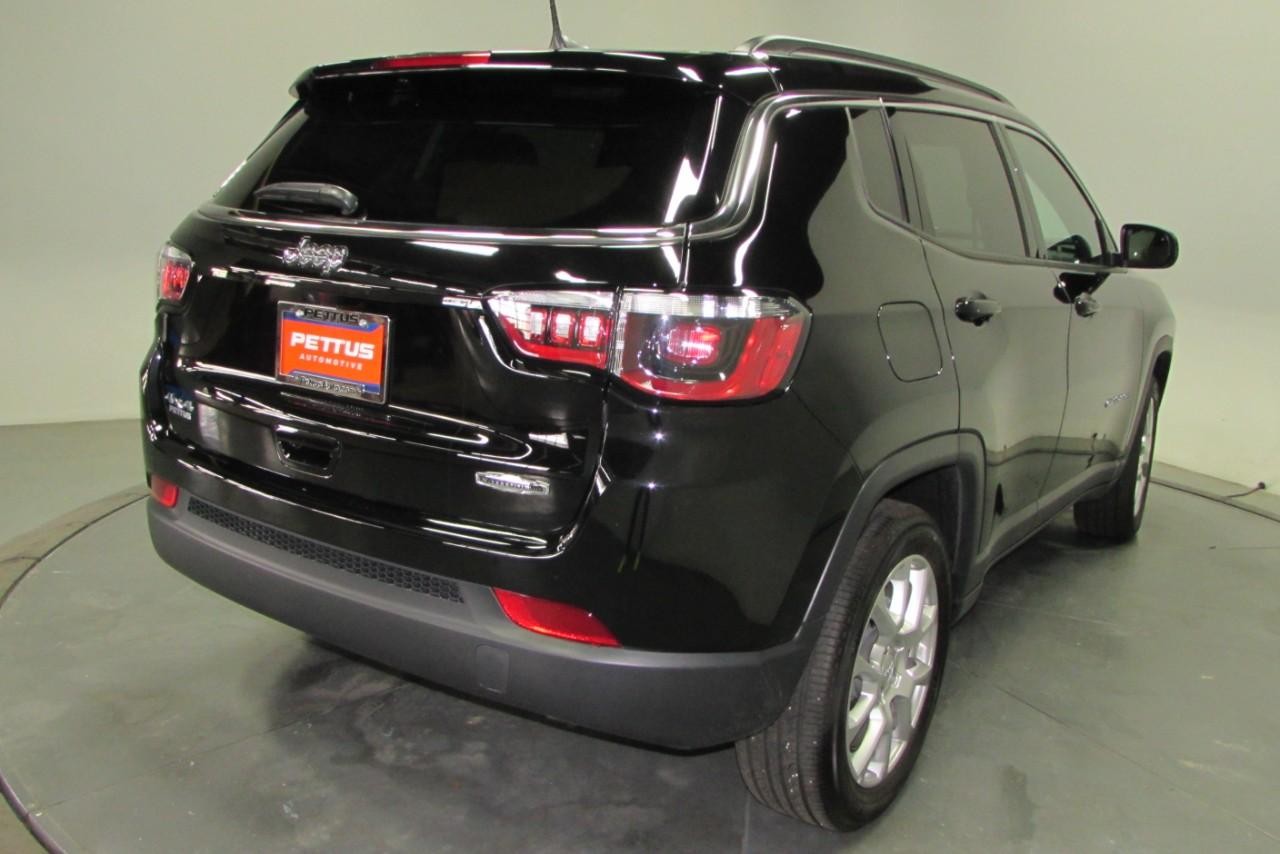 2024 Diamond Black Crystal Pearlcoat Jeep Compass Latitude Lux 4X4 SUV