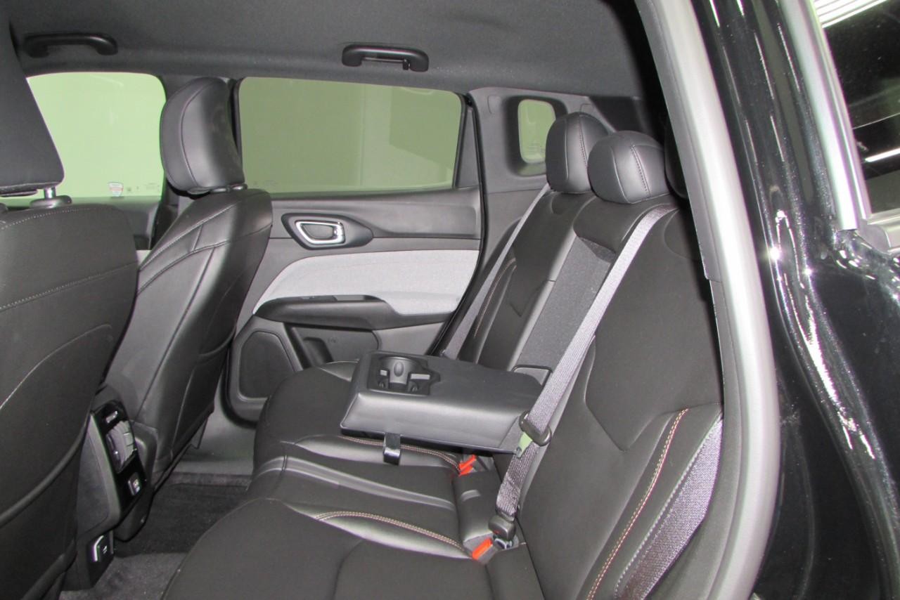 2024 Diamond Black Crystal Pearlcoat Jeep Compass Latitude Lux 4X4 SUV