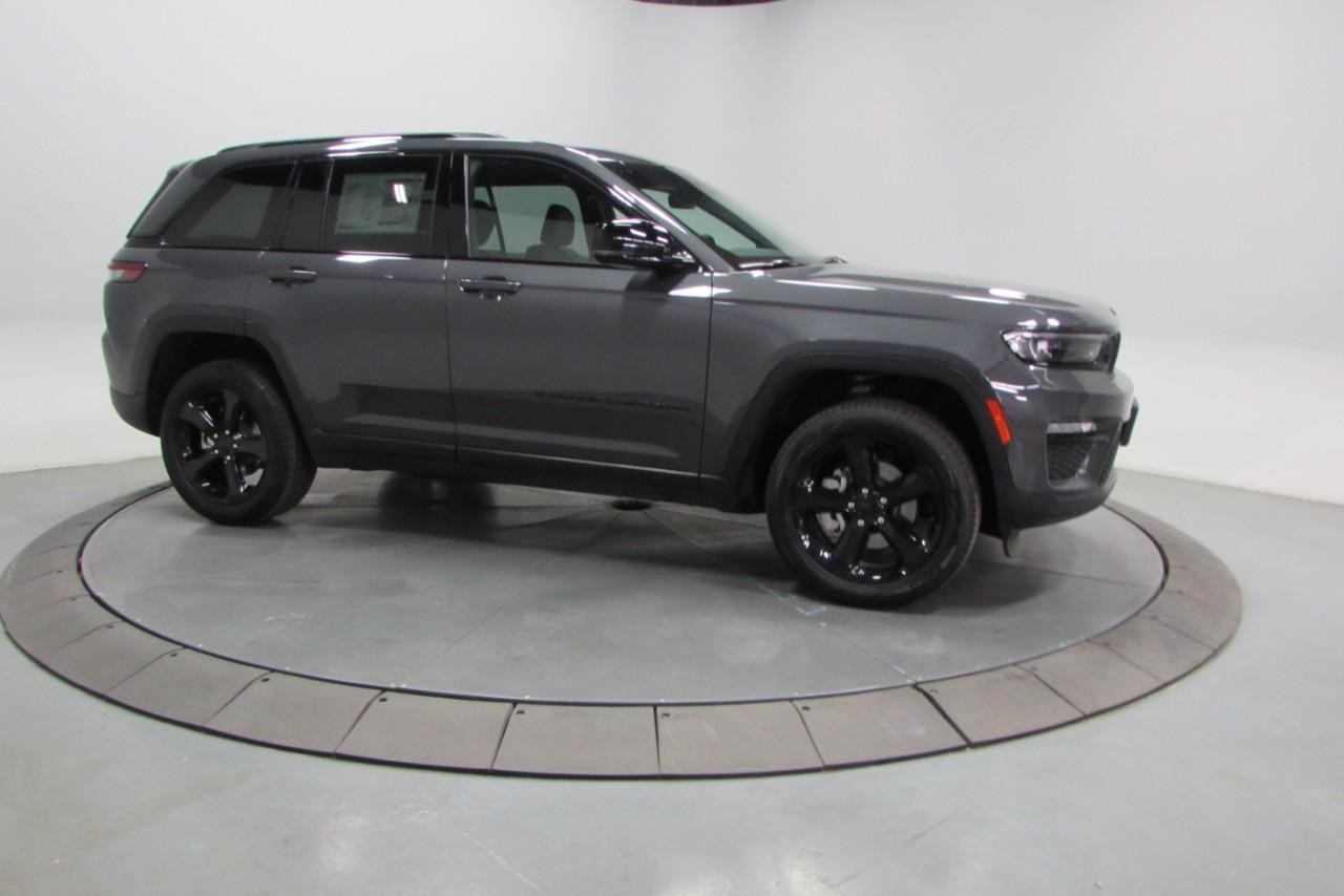 2025 Baltic Gray Metallic Clearcoat Jeep Grand Cherokee Limited 4X4 SUV