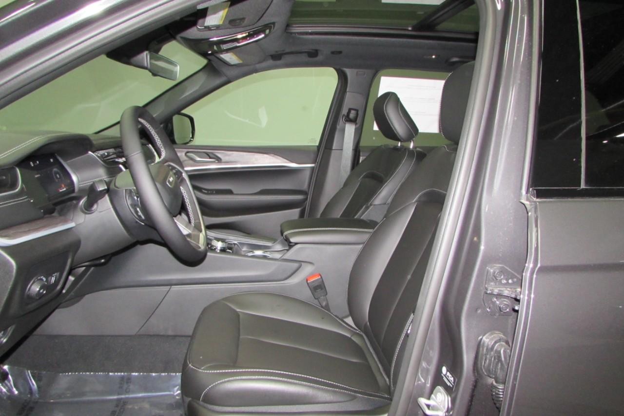2025 Baltic Gray Metallic Clearcoat Jeep Grand Cherokee Limited 4X4 SUV
