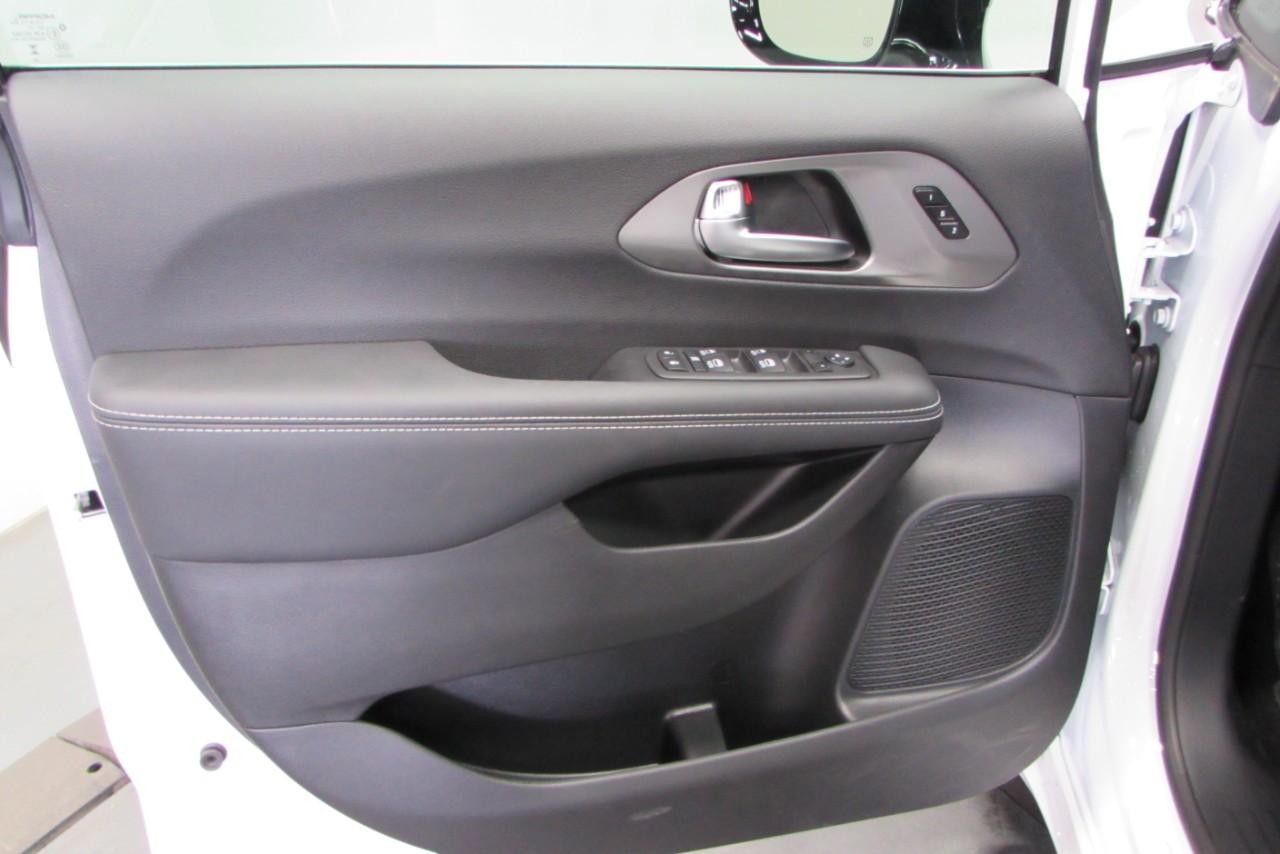 2025 Bright White Clearcoat Chrysler Pacifica Select FWD Van