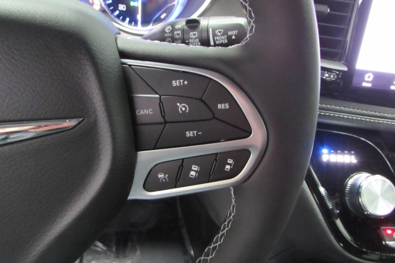 2025 Bright White Clearcoat Chrysler Pacifica Select FWD Van