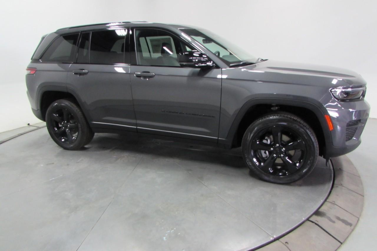2025 Baltic Gray Metallic Clearcoat Jeep Grand Cherokee Altitude X 4X4 SUV
