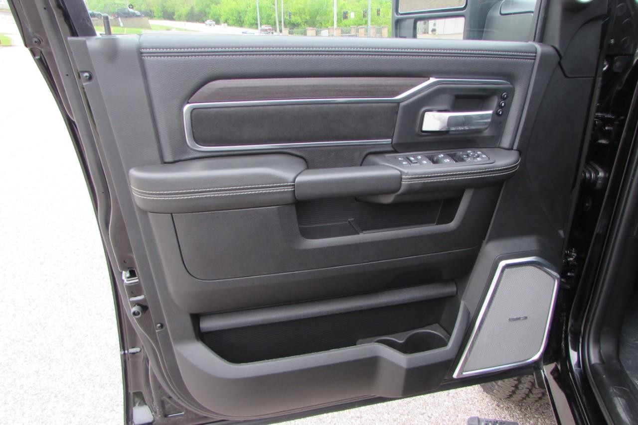 2025 Diamond Black Crystal Pearlcoat Ram 2500 Laramie 4X4 Truck
