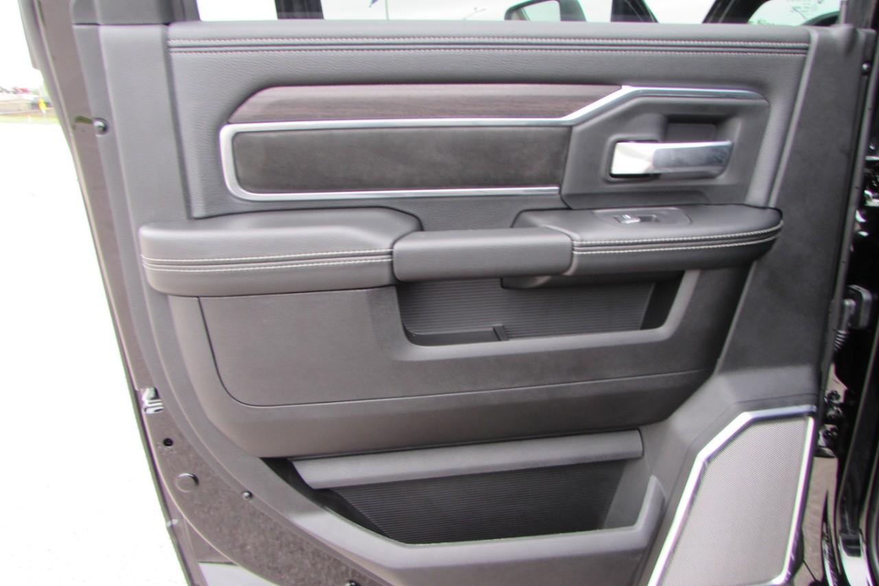 2025 Diamond Black Crystal Pearlcoat Ram 2500 Laramie 4X4 Truck