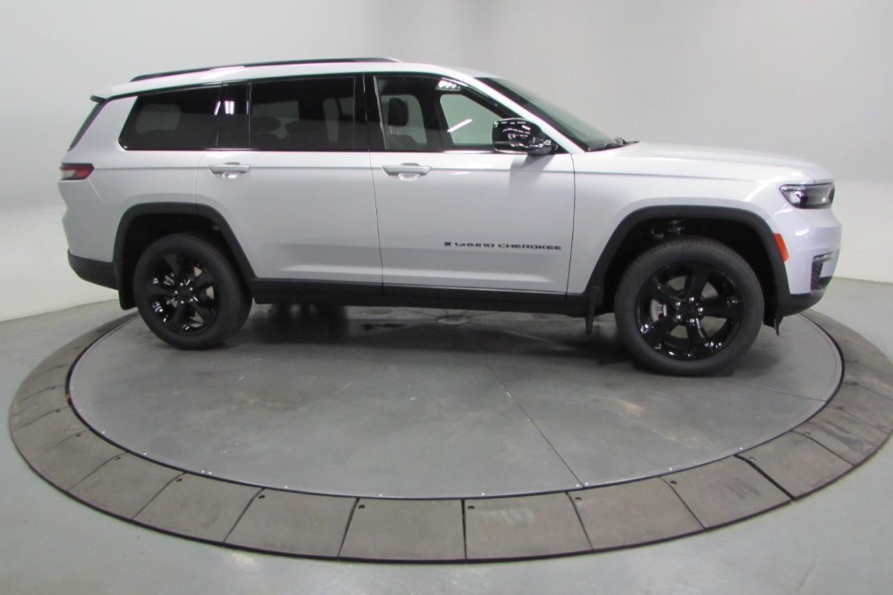 2025 Silver Zynith Jeep Grand Cherokee L Limited 4X4 SUV