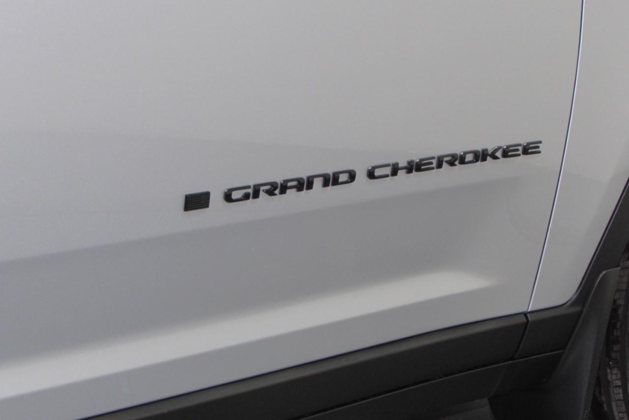 2025 Silver Zynith Jeep Grand Cherokee L Limited 4X4 SUV