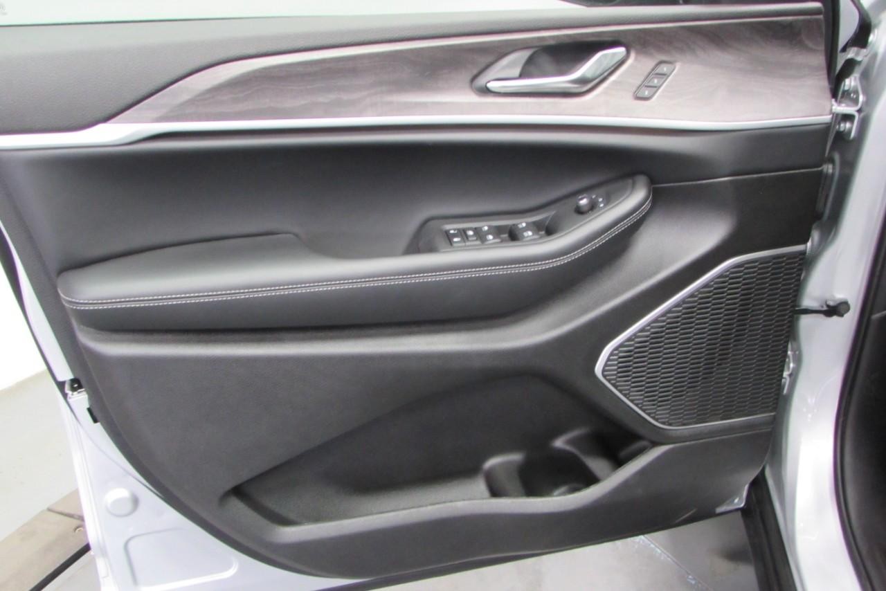 2025 Silver Zynith Jeep Grand Cherokee L Limited 4X4 SUV