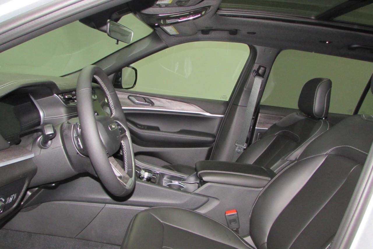 2025 Silver Zynith Jeep Grand Cherokee L Limited 4X4 SUV