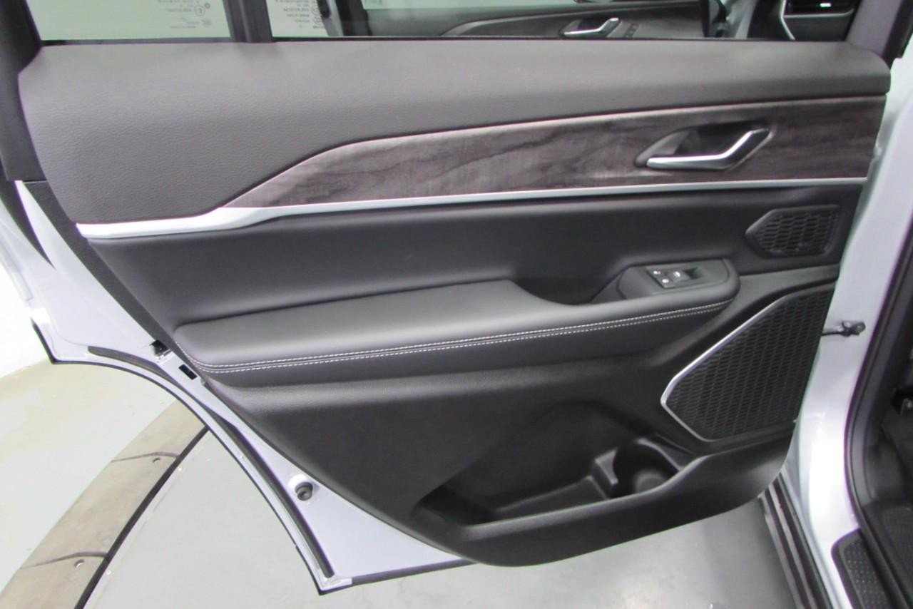 2025 Silver Zynith Jeep Grand Cherokee L Limited 4X4 SUV