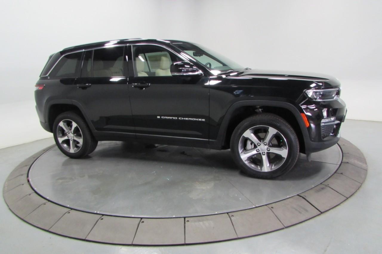 2025 Diamond Black Crystal Pearlcoat Jeep Grand Cherokee Limited 4X4 SUV