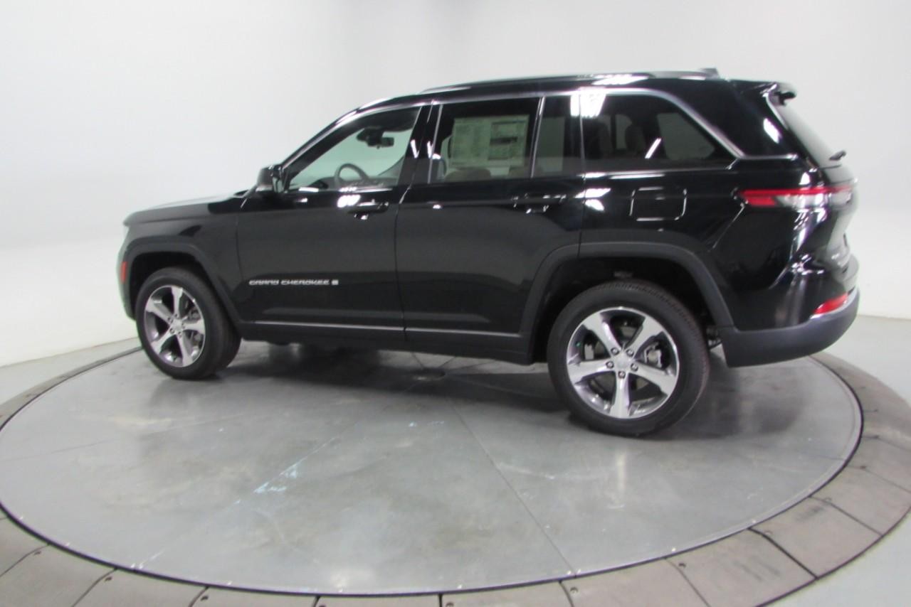 2025 Diamond Black Crystal Pearlcoat Jeep Grand Cherokee Limited 4X4 SUV