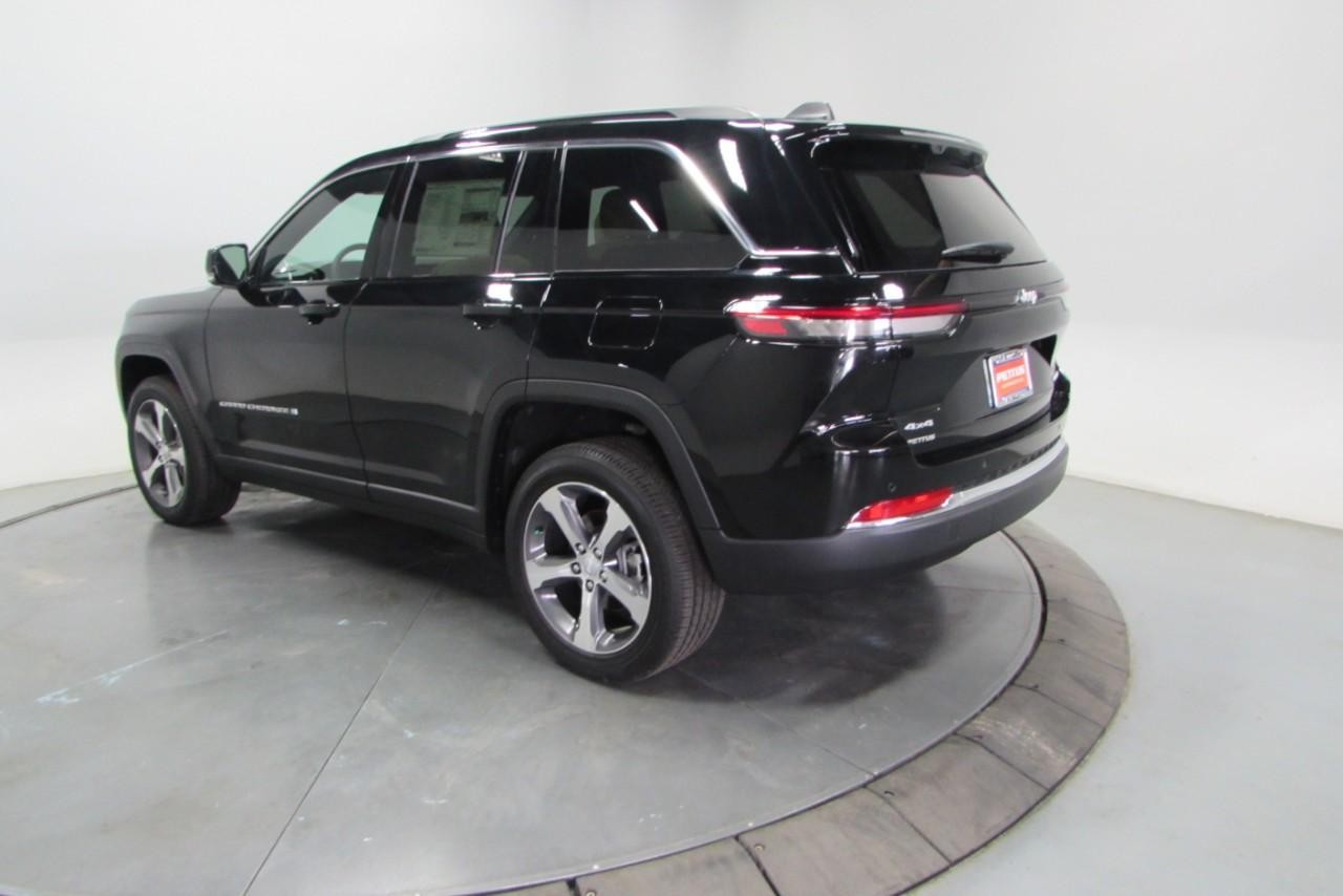 2025 Diamond Black Crystal Pearlcoat Jeep Grand Cherokee Limited 4X4 SUV