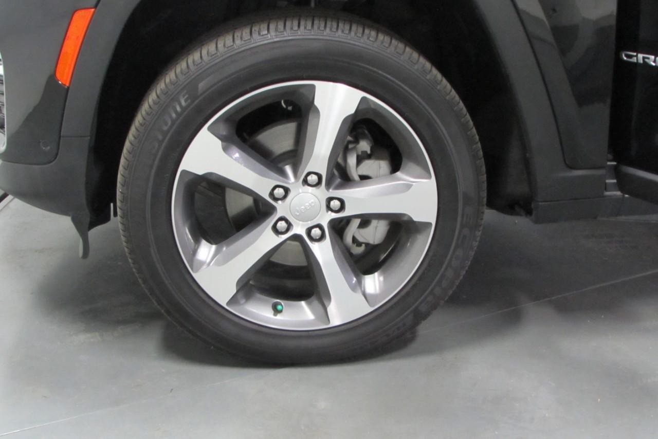2025 Diamond Black Crystal Pearlcoat Jeep Grand Cherokee Limited 4X4 SUV