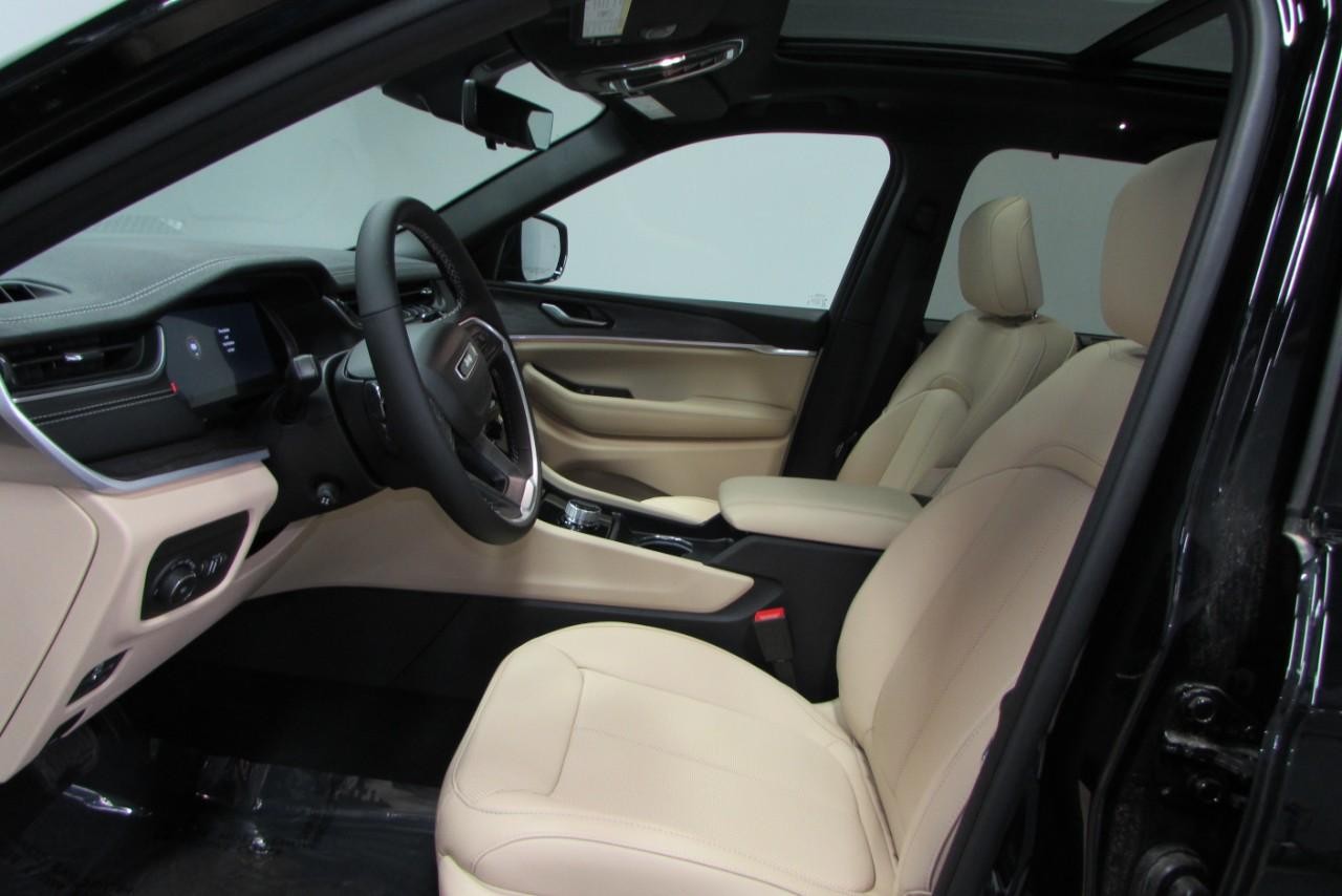 2025 Diamond Black Crystal Pearlcoat Jeep Grand Cherokee Limited 4X4 SUV