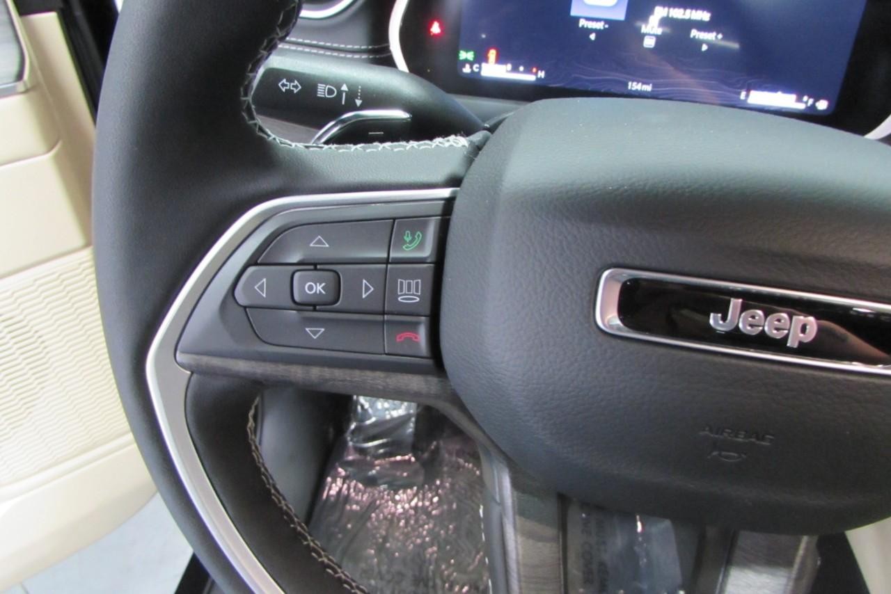 2025 Diamond Black Crystal Pearlcoat Jeep Grand Cherokee Limited 4X4 SUV