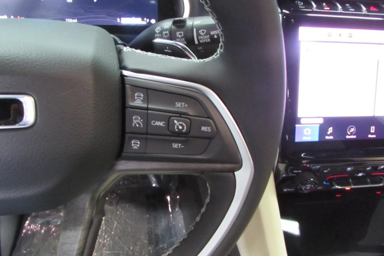 2025 Diamond Black Crystal Pearlcoat Jeep Grand Cherokee Limited 4X4 SUV