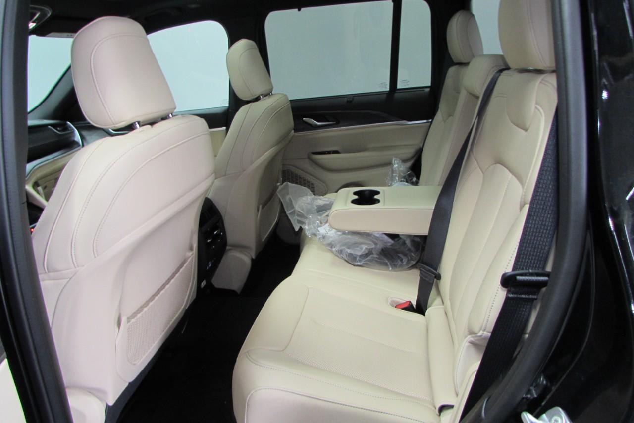 2025 Diamond Black Crystal Pearlcoat Jeep Grand Cherokee Limited 4X4 SUV