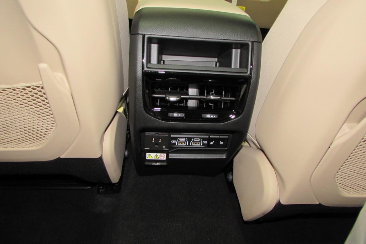 2025 Diamond Black Crystal Pearlcoat Jeep Grand Cherokee Limited 4X4 SUV