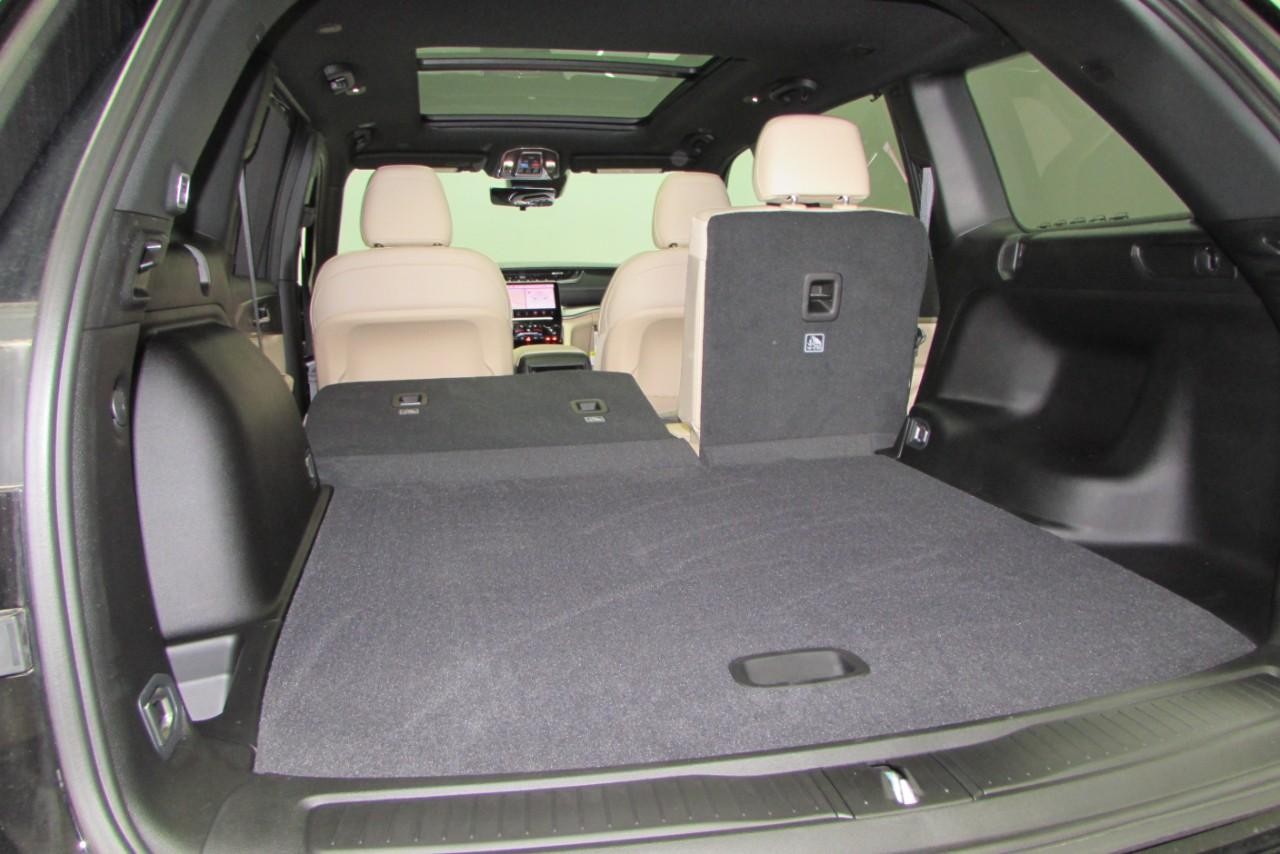 2025 Diamond Black Crystal Pearlcoat Jeep Grand Cherokee Limited 4X4 SUV