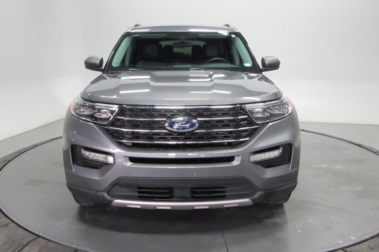 Ford Explorer Vehicle Full-screen Gallery Image 02